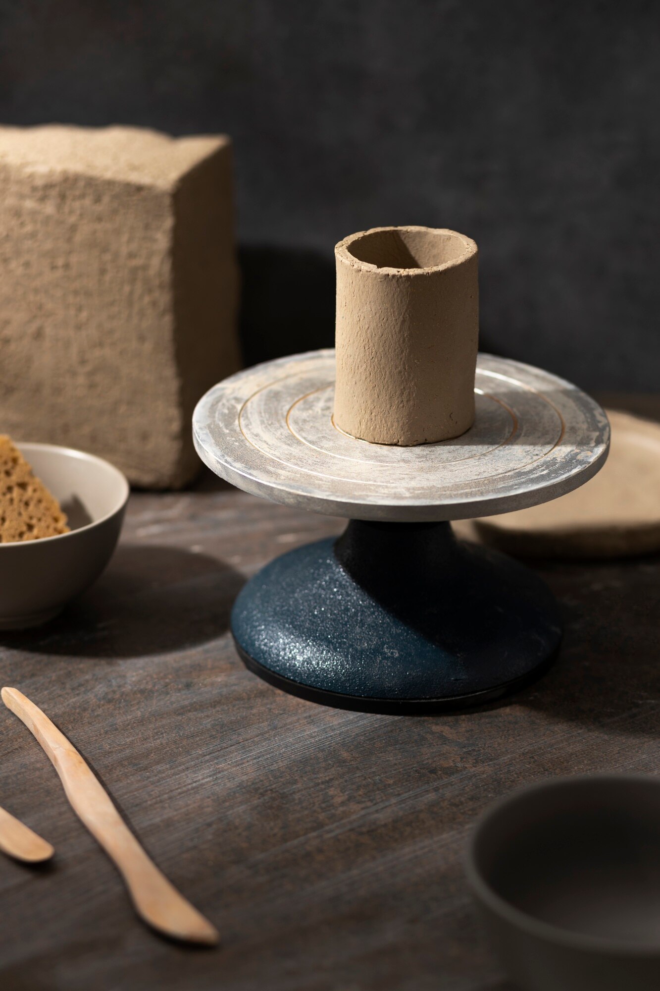 Keramische schaal met handgeschilderde patronen