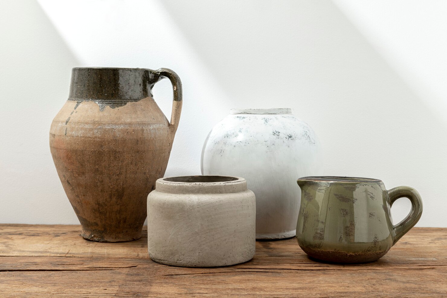 Set van keramische borden in neutrale tinten