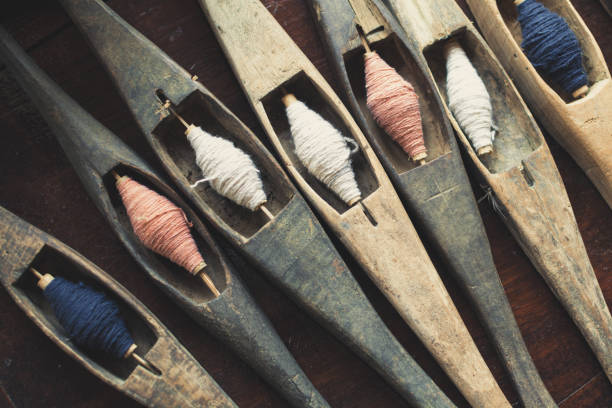 Handgemaakte textiele pop in natuurlijke linnen stoffen